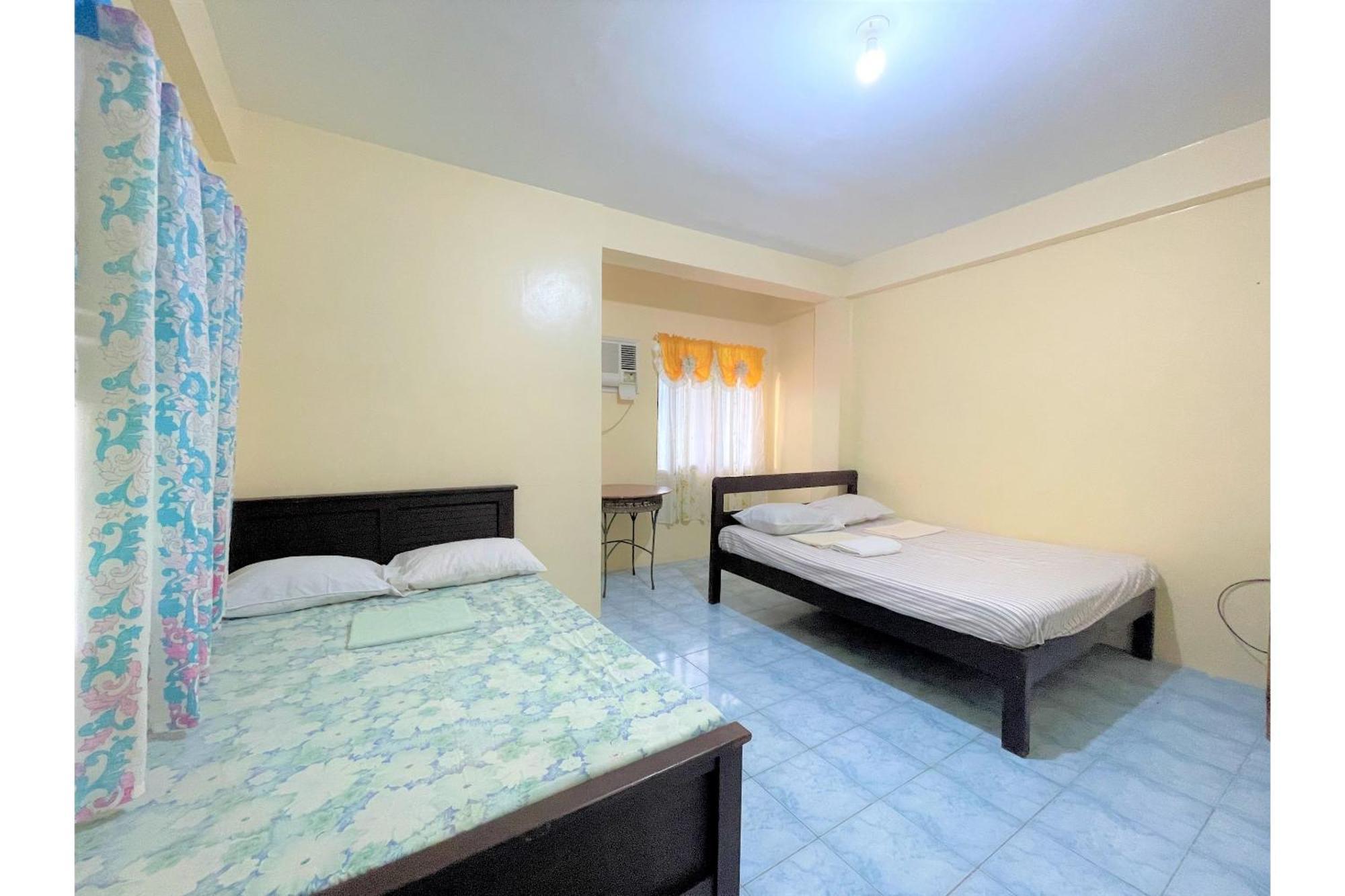 Hotel Oyo 876 Escurel Boracay 2*